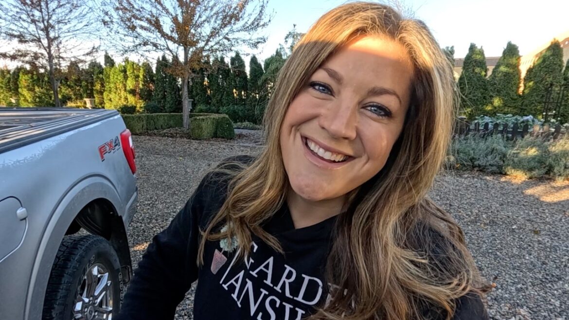 Decorating a Christmas Tree at the Garden Center! 🎄🥰🎄 // Garden Answer