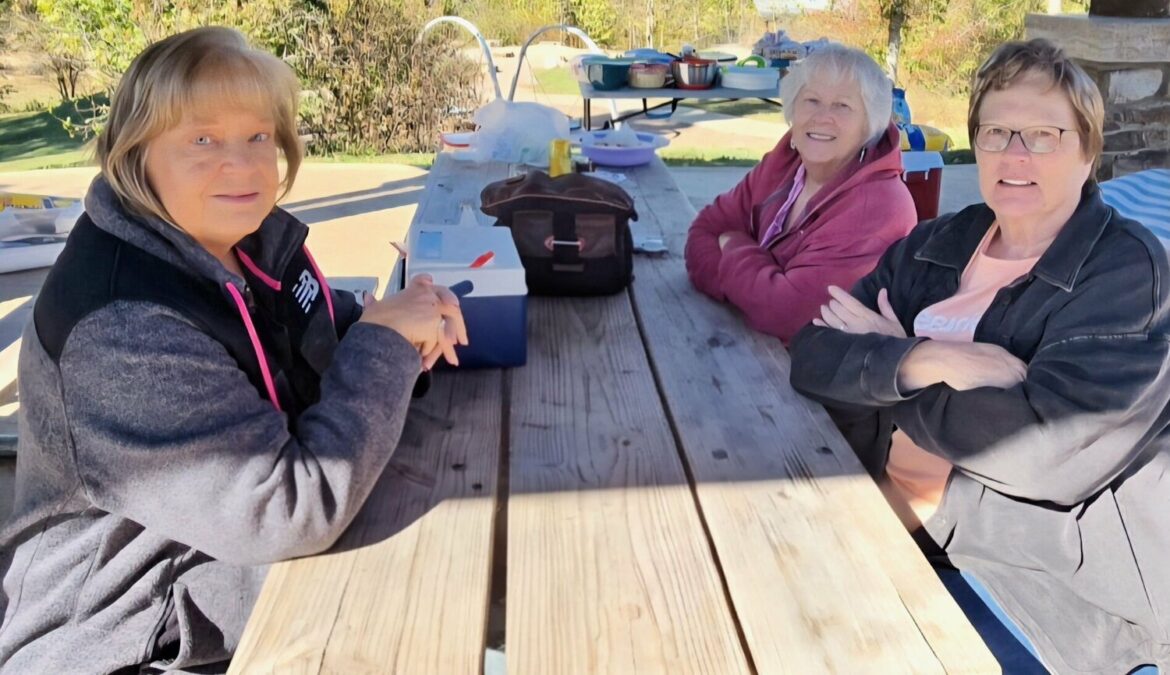 Mtn. View Garden Club donates books, picnics at Echo Bluff Mtn. View Garden Club donates books, picnics at Echo Bluff