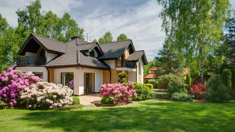 The Low-Maintenance Landscaping Trend Taking Over House Digest