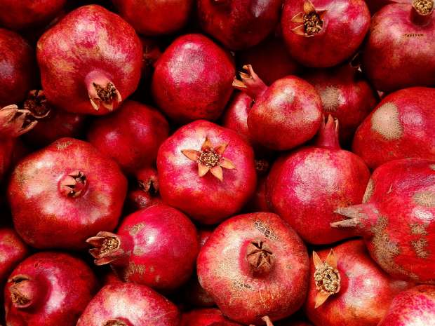 The season's new crop of pomegranates is arriving in stores. (SakSa / Shutterstock)