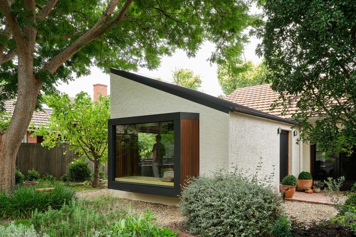 Instead of the garden fitting in around the structure, the structure defers to the landscape, which now wraps around the addition in all its green and glory.