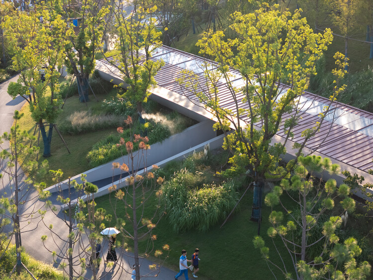Second Restroom on Wuhan Luke Island / Atelier Palimpsest - Exterior Photography, Garden