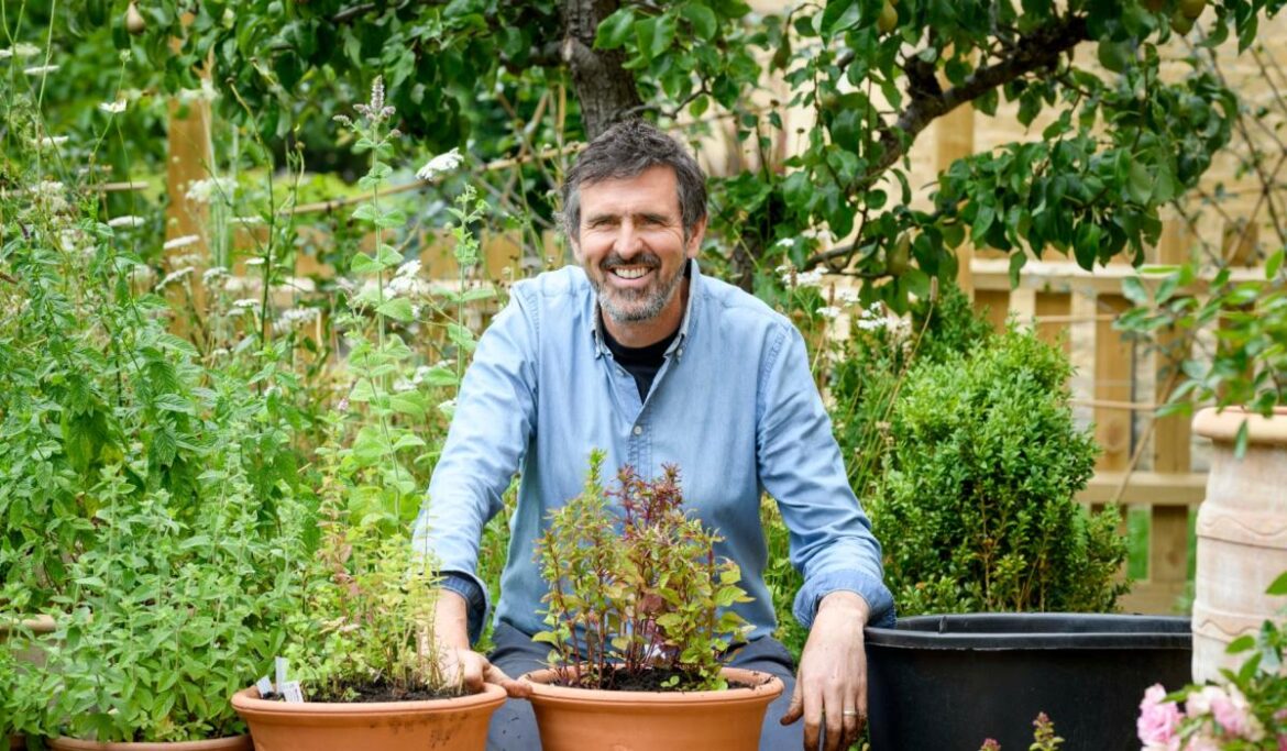 Green-fingered guru and TV presenter is coming to Barnstaple this Saturday Green-fingered guru and TV presenter is coming to Barnstaple this Saturday
