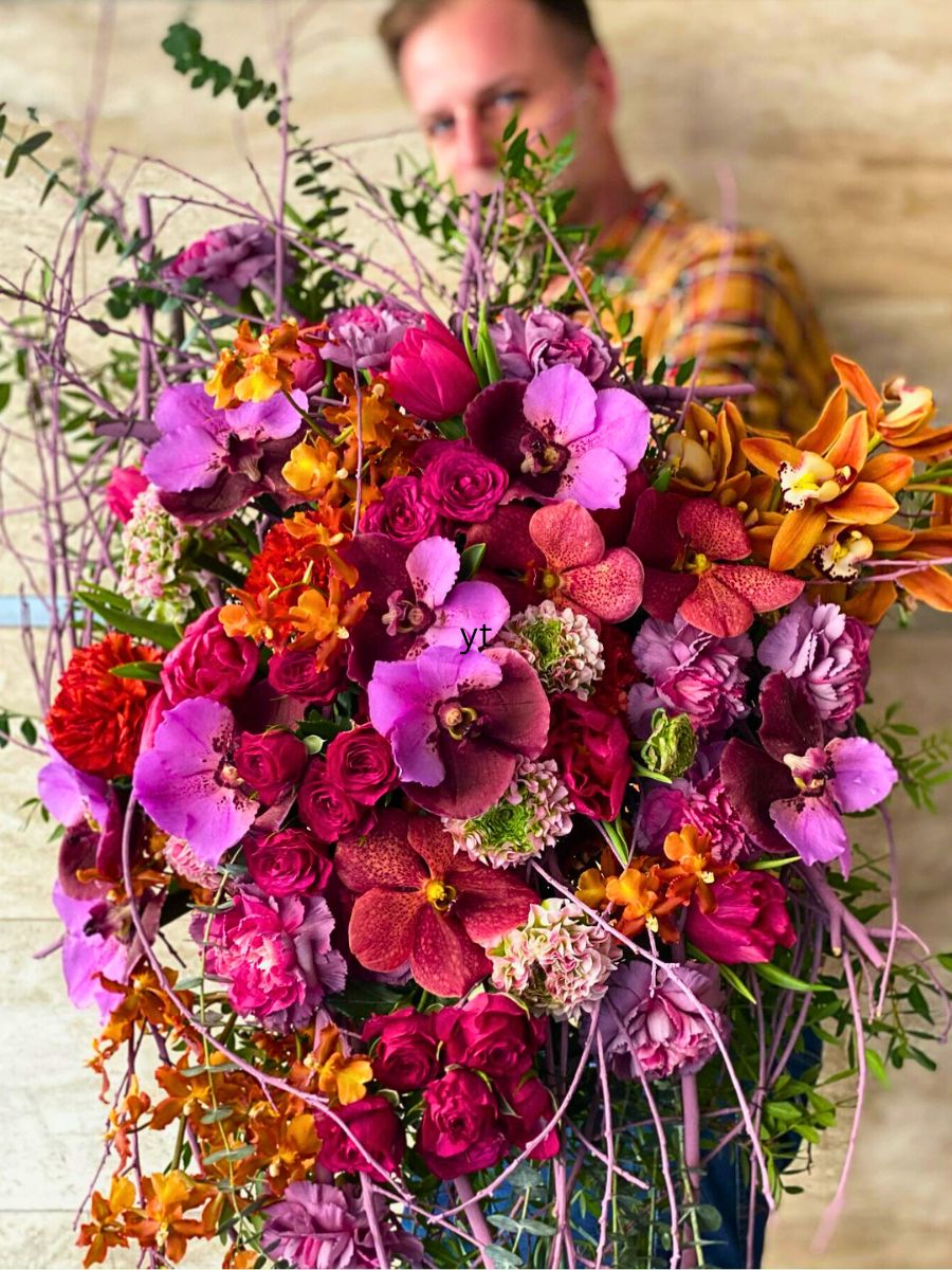 Attila Németh Winner Gateway to the Americas With Beautiful Bouquet