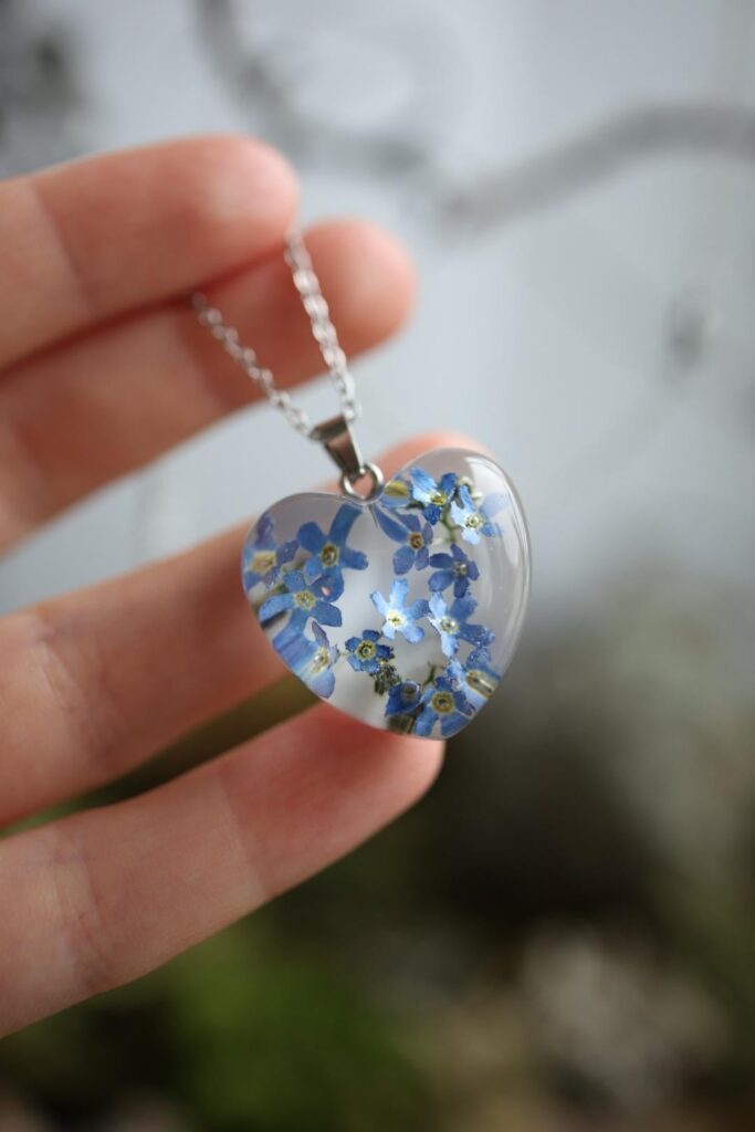 I made a heart pendant with real dried forget-me-nots.
