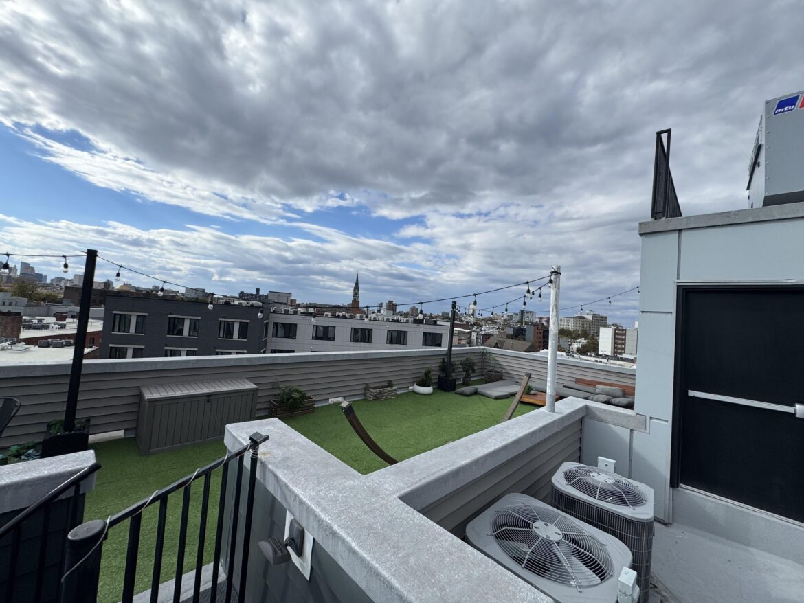 [PA][condo]Astroturf on roof