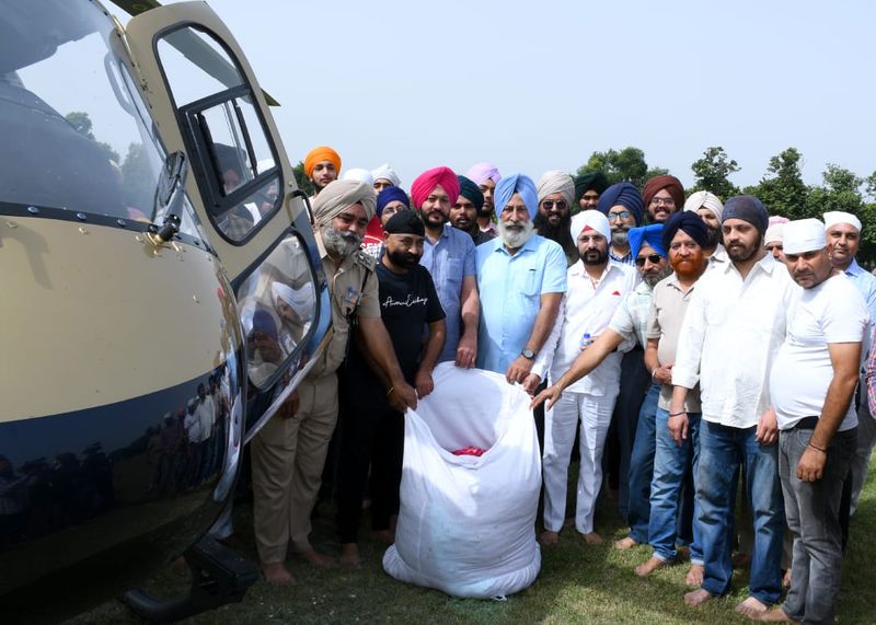Helicopter showers flowers on Darbar Sahib to mark Gurpurb Helicopter showers flowers on Darbar Sahib to mark Gurpurb