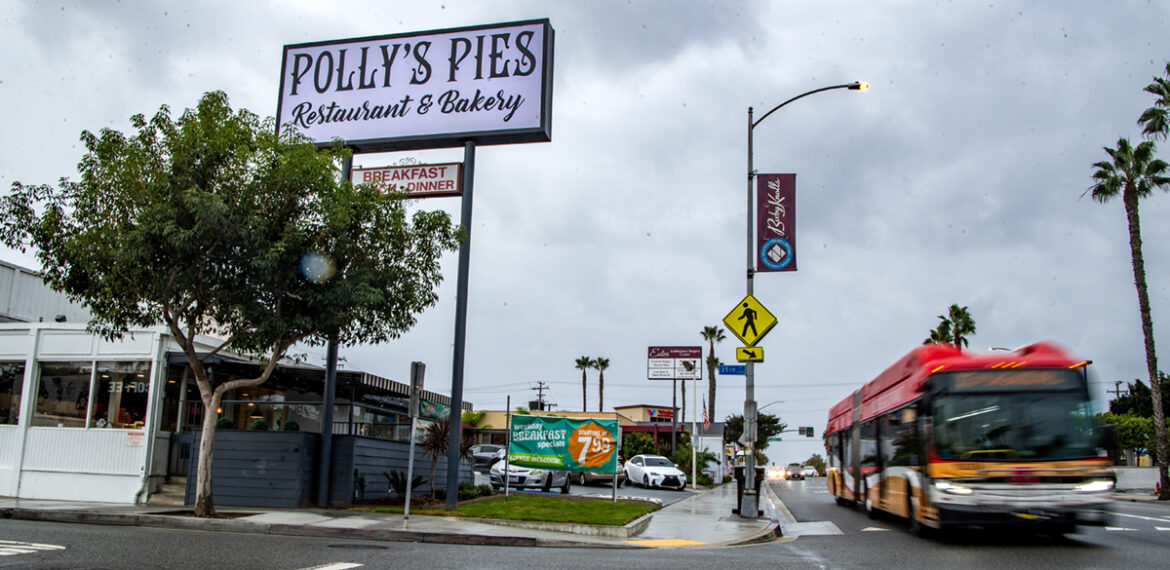 Amid string of raids, immigration agents chase gardener, tackle him in front of LBPD officers, witnesses say • Long Beach Post News