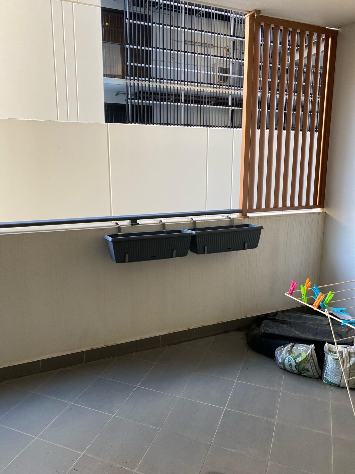 A friend gave me these planter boxes for my birthday. I know nothing about plants