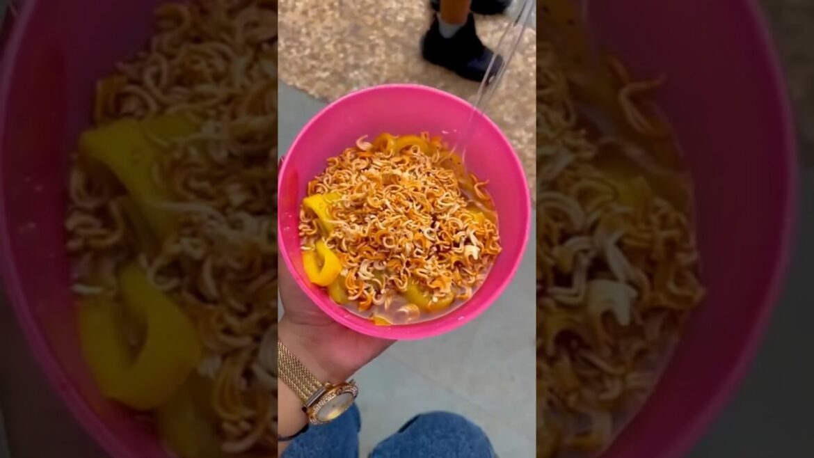 Food challenge in Majnu ka Tila | 500Rs food challenge |#food #streetfood #momos