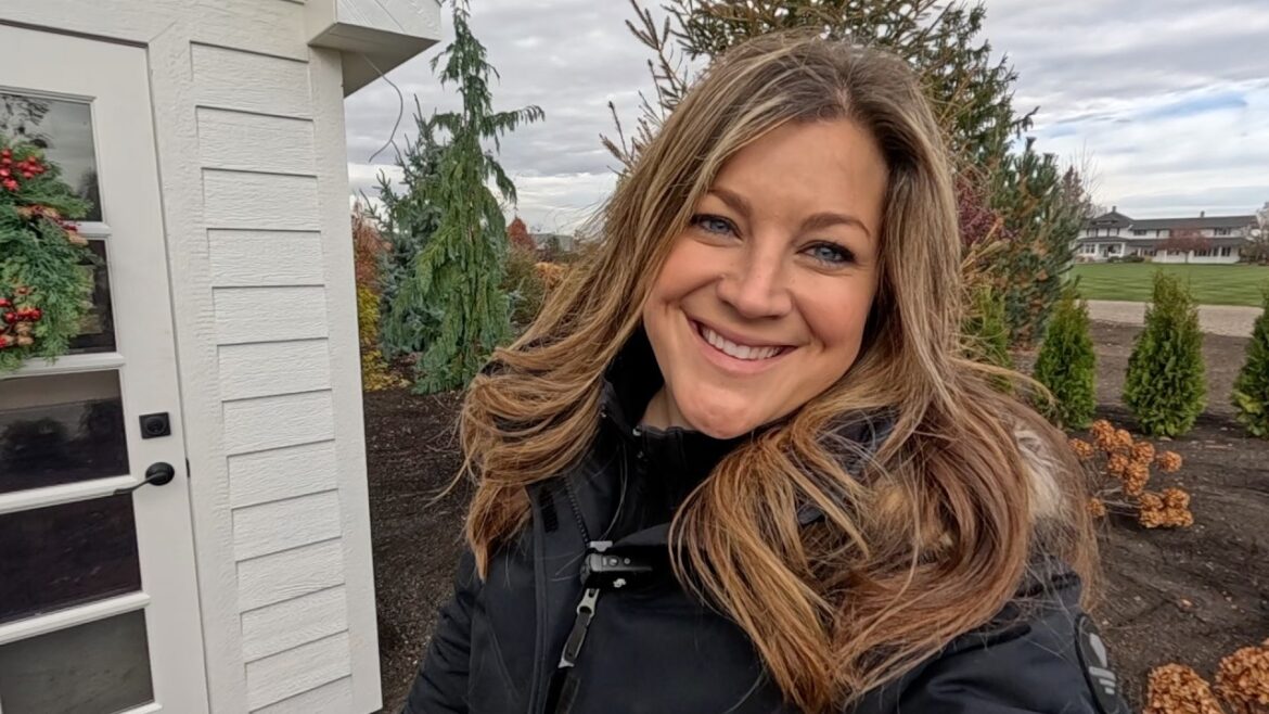 Garden Answer: Christmas Lights on the Mail House, Planting Sanne Tulips & Bringing More Amaryllis Inside! ๐ ๐๐ท Christmas Lights on the Mail House, Planting Sanne Tulips & Bringing More Amaryllis Inside! ๐ ๐๐ท