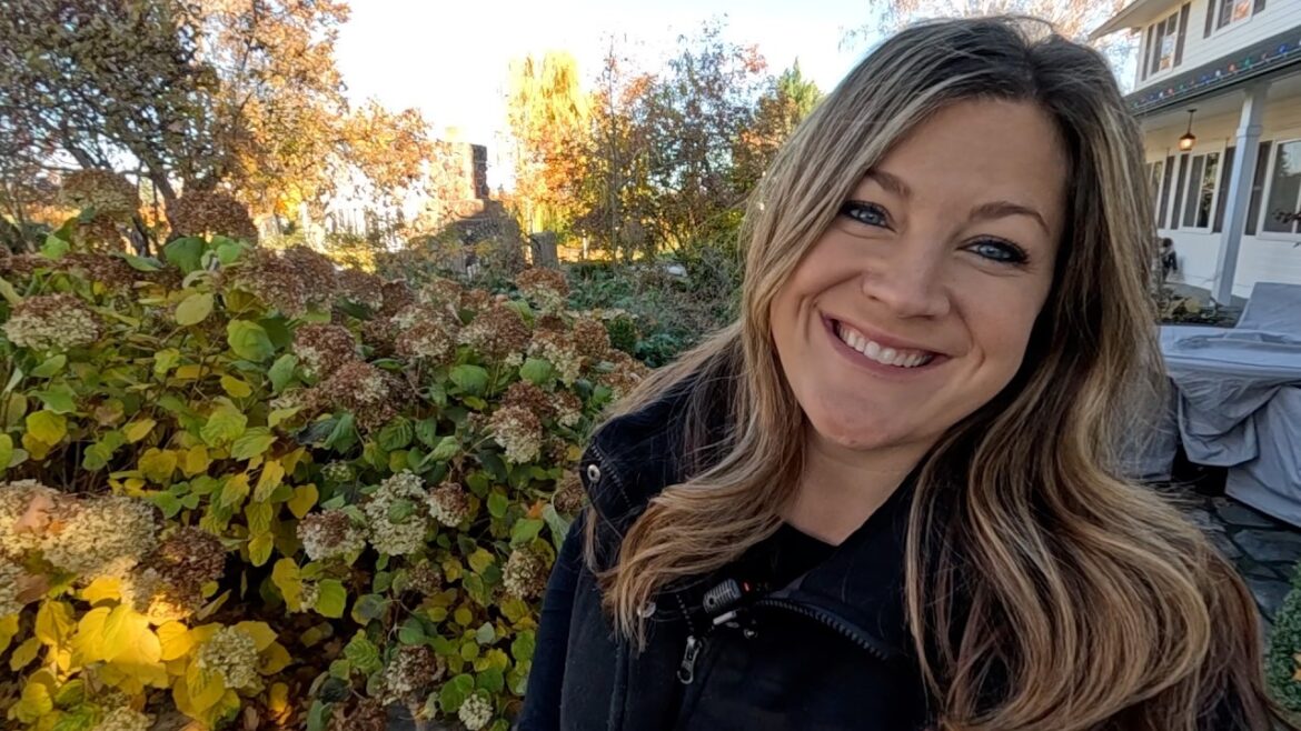 Decorating Our Vintage Tree w/ Our Antique Finds! 🎄🙌🥰 // Garden Answer