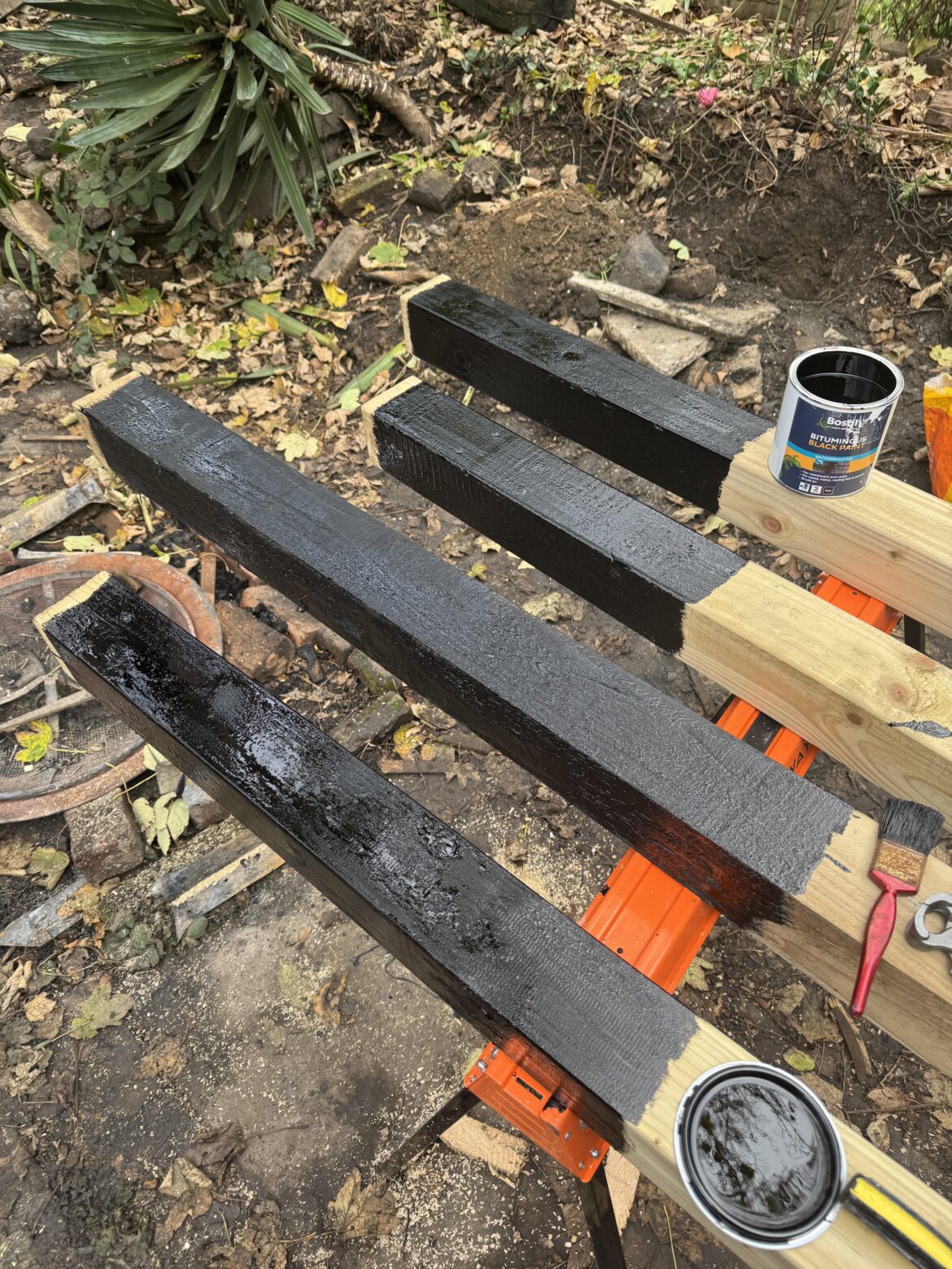 Should you or not cover the end bits when you use bitumen on wooden posts?