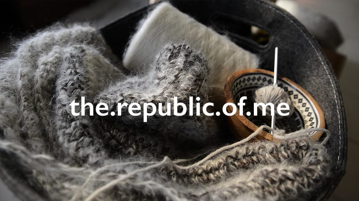 Using random skeins of yarn, crochet rug, need to organise my life + Vlogmas plans