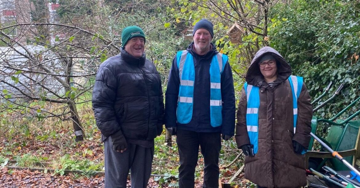 Manor Road garden in Swindon spruced up by volunteers Manor Road garden in Swindon spruced up by volunteers