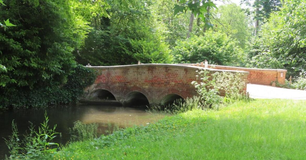 Picturesque Hampshire walk through beautiful gardens