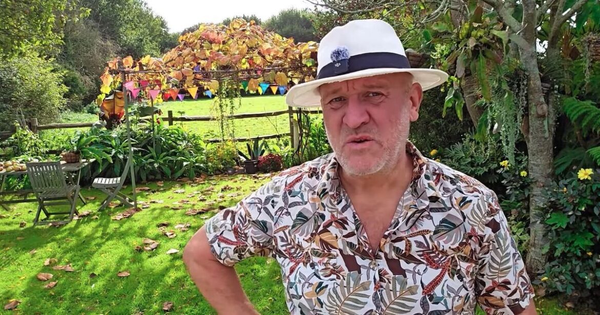 Gardeners warned ‘never’ prune these plants in November Gardeners warned 'never' prune these plants in November