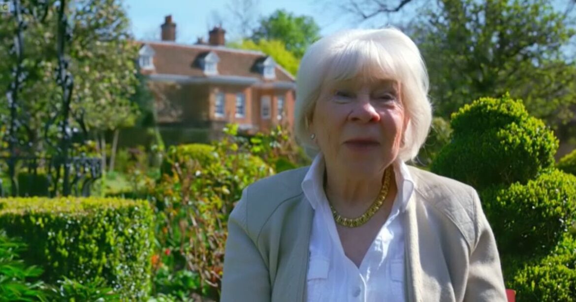 BBC Gardeners’ World fans issue same complaint over ‘paradise garden’ | TV & Radio | Showbiz & TV BBC Gardeners' World fans issue same complaint over 'paradise garden' | TV & Radio | Showbiz & TV