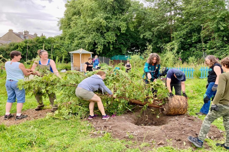 7 Newtongrange Community Garden - The community pulls together