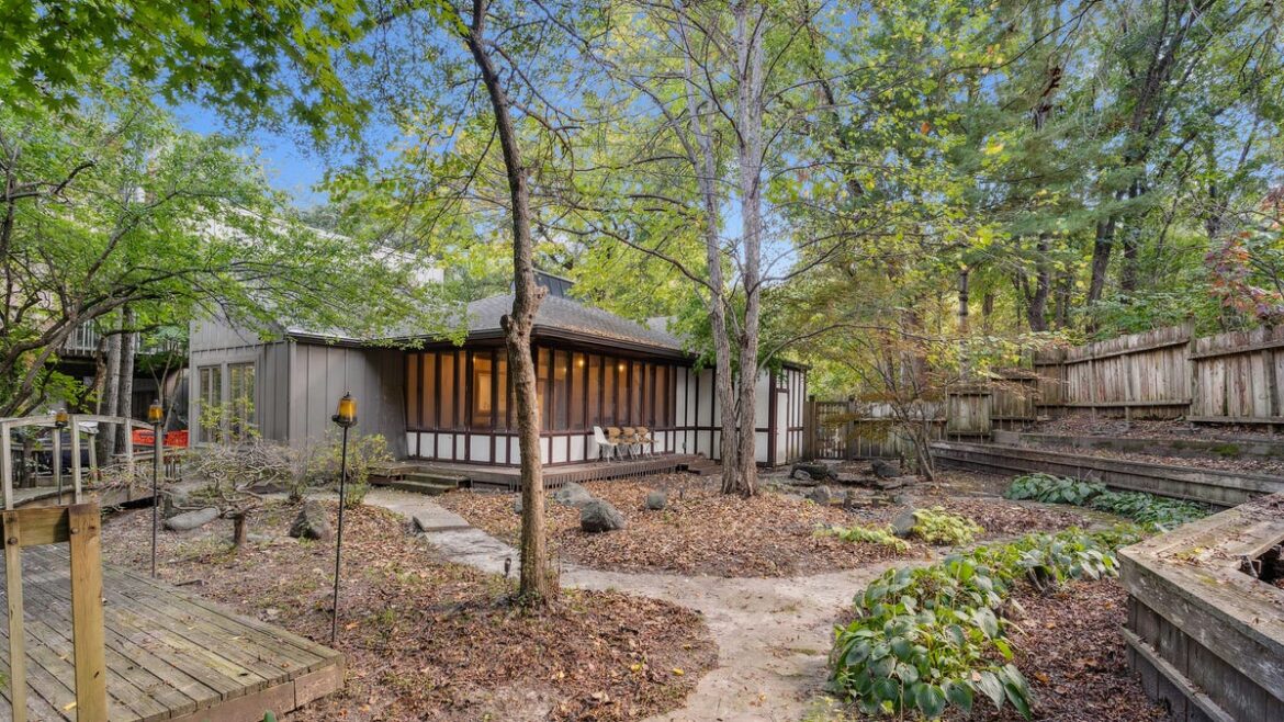 $675k West Des Moines home for sale offers amenities, gardening galore