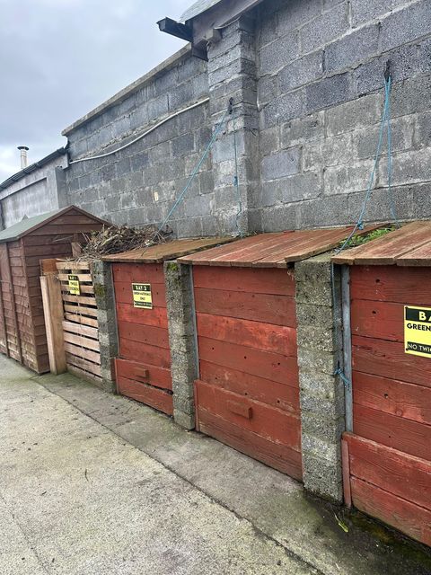 Combosting and rubbish bins for a circular sustainability model. 