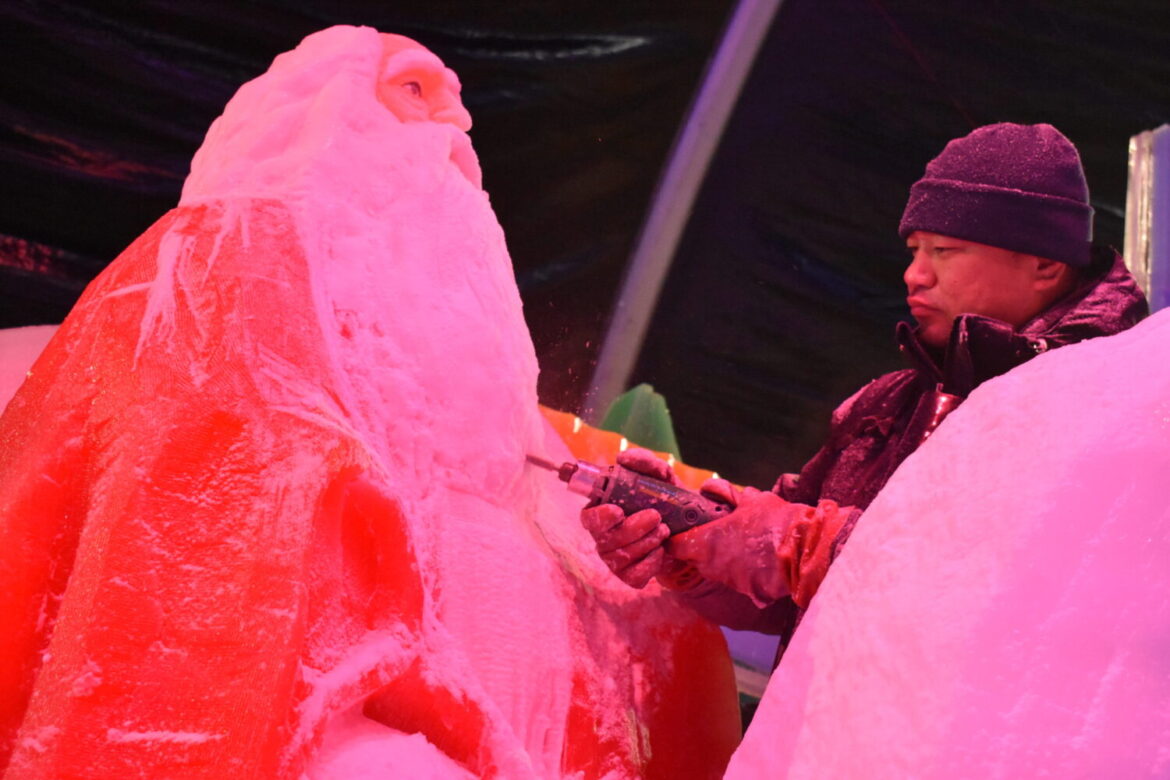 Galveston’s Moody Gardens transforms 2 million pounds of ice into global landmarks – Houston Public Media A master carver sculpts ice into a shape depicting Santa Claus.