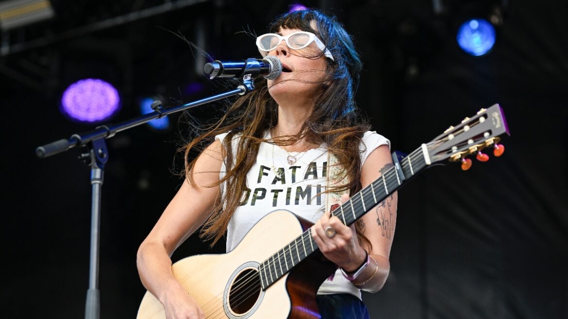Madi Diaz Covers Blink-182’s 1999 Breakthrough Album in Full Madi Diaz Covers Blink-182’s 1999 Breakthrough Album in Full