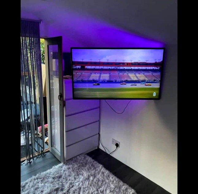 Woman living in ?2k shed at the bottom of her parents' garden Picture: keeleywalxx METROGRAB