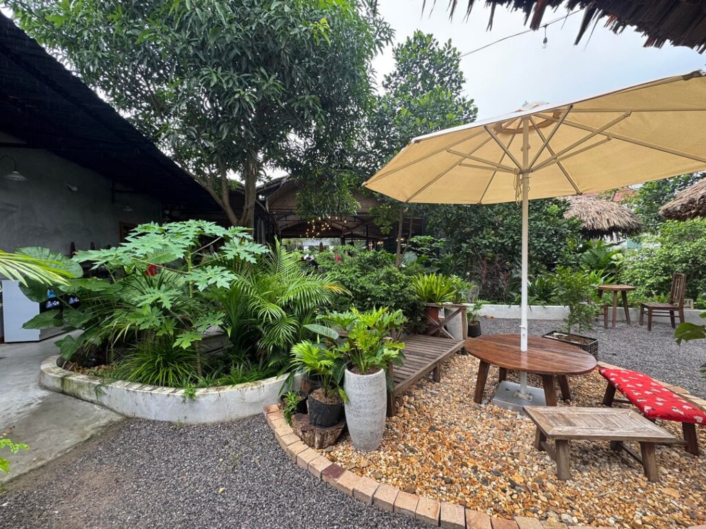 This cafe is Ninh Binh Vietnam has lush garden. I’m obsessed 😍