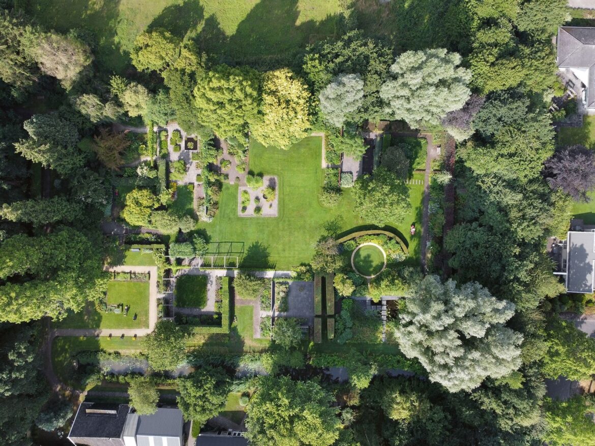 How to Build a Modernist Garden According to the “Mother” of the Genre How to Build a Modernist Garden According to the “Mother” of the Genre