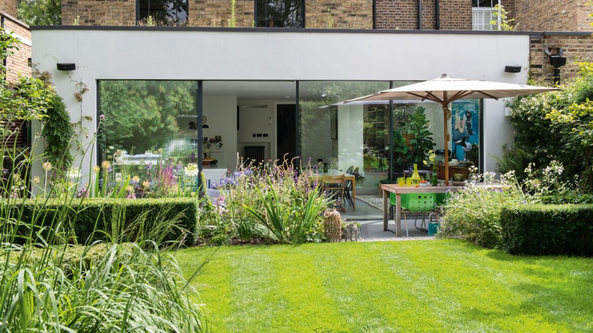 5 lawn care tasks you must not ignore in November 5 lawn care tasks you must not ignore in November