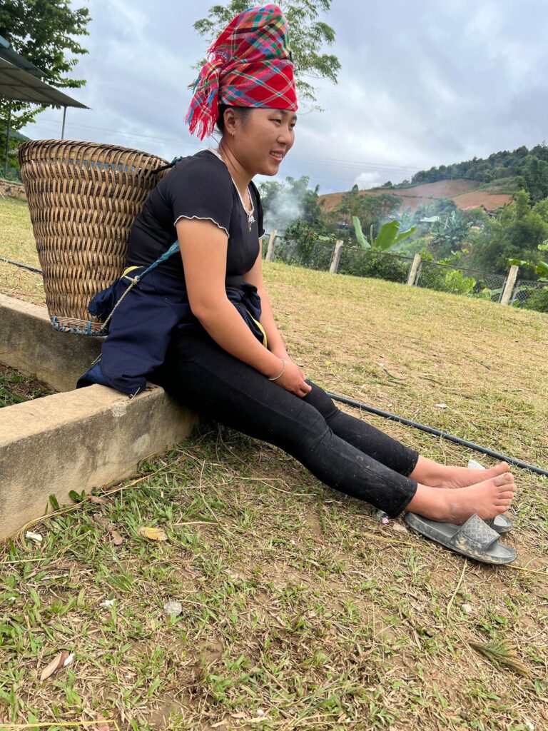 After a tiring day at work, take a deep breath and try to smile to dispel the fatigue for a better life.