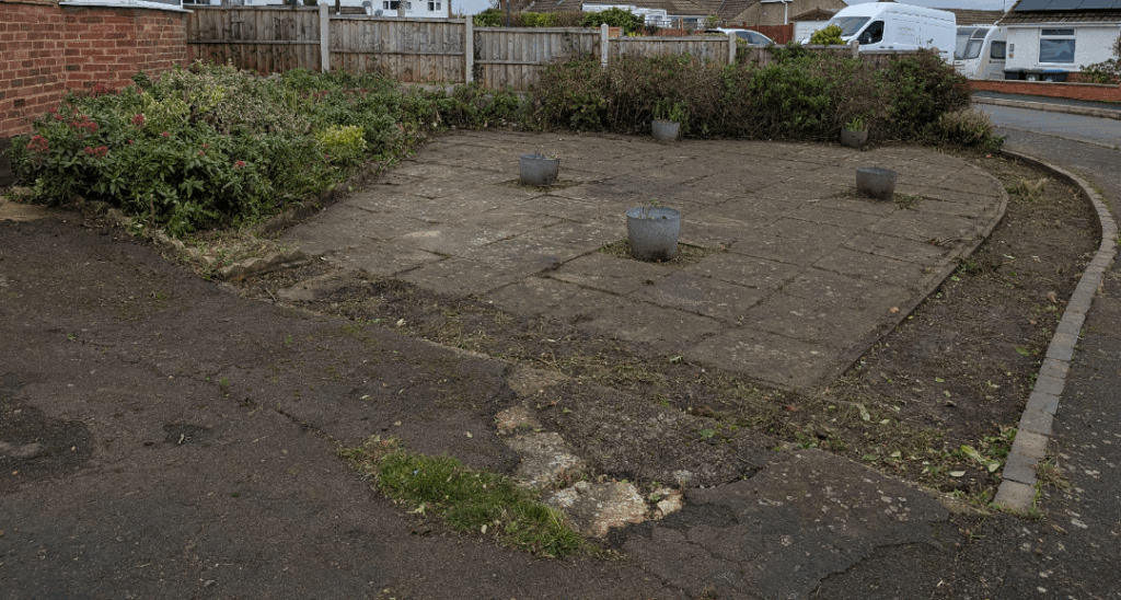 Large front garden with border. Looking for ideas 🙏🏻 Large front garden with border. Looking for ideas 🙏🏻