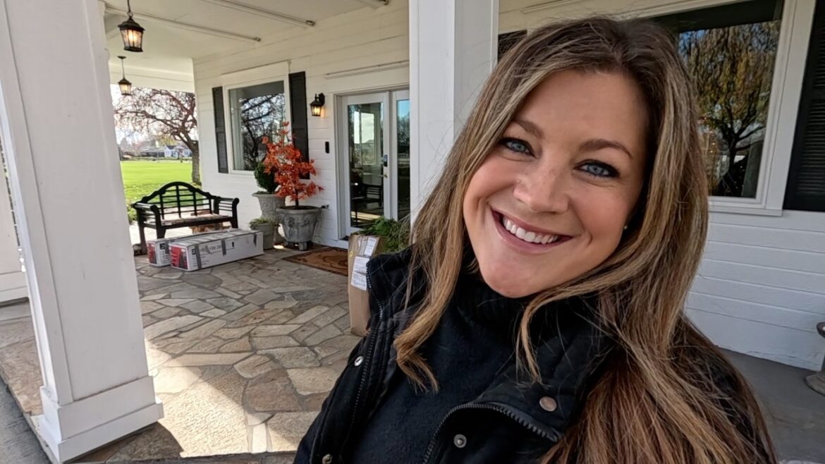 Garden Answer: Decorating the Portico for Christmas! 🎄❤️🎄 Decorating the Portico for Christmas! 🎄❤️🎄