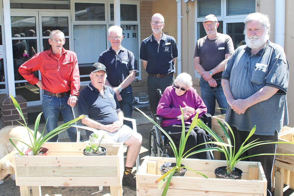 Inverloch Men’s Shed donates garden boost to Kirrak House