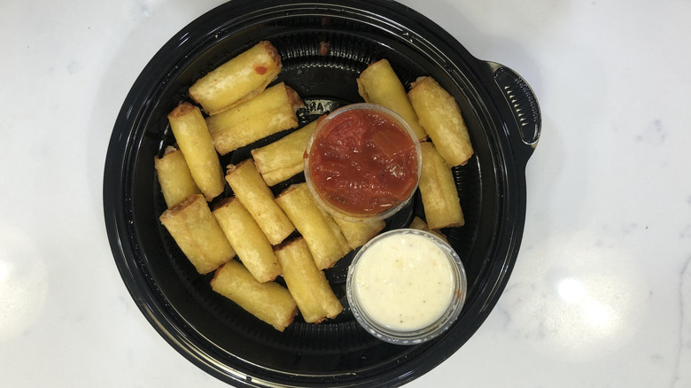 Olive Garden stuffed ziti fritta appetizer with sauces.