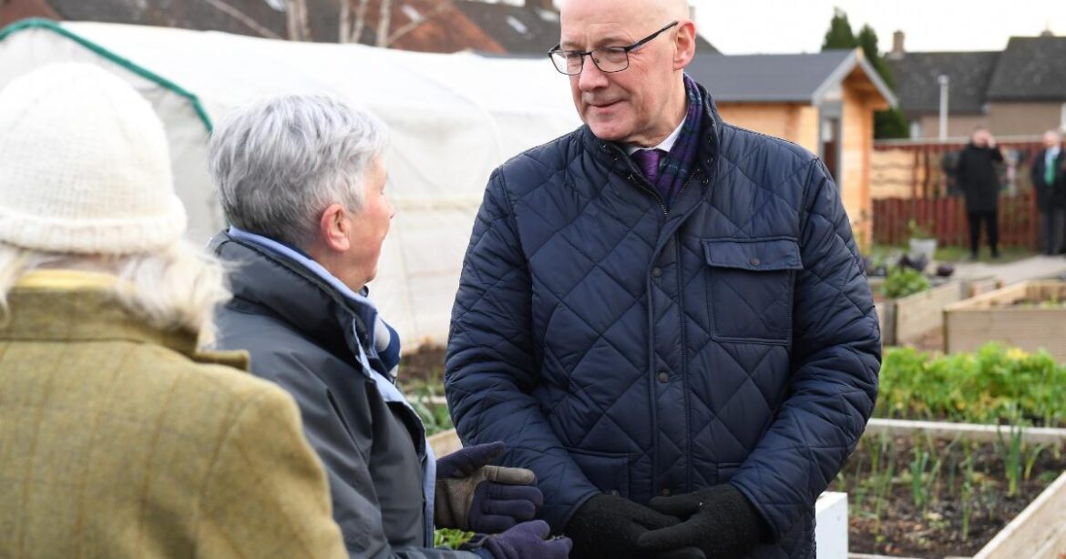 John Swinney pays visit to EATS Rosyth community garden