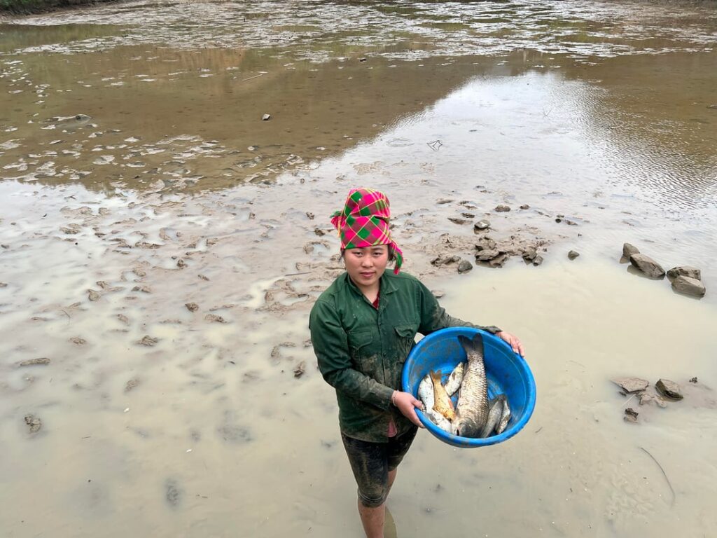 Today we have guests visiting my farm, so I've caught some fish and I'm inviting everyone to come.