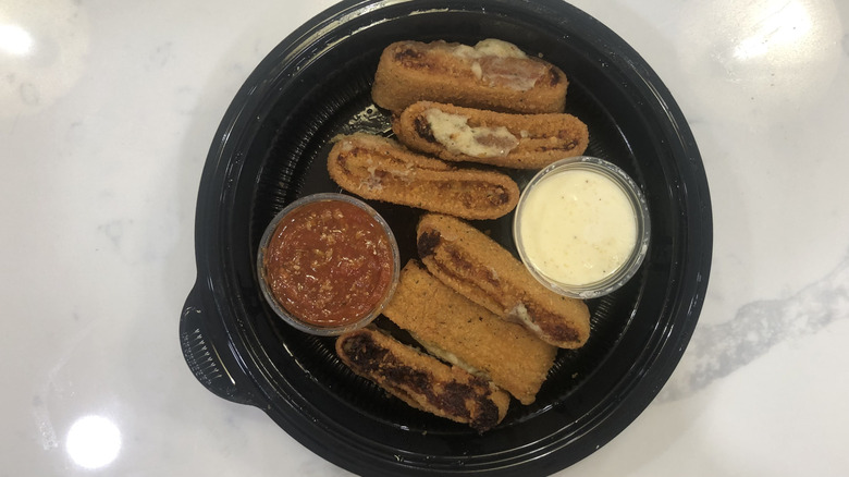 Olive Garden lasagna fritta appetizer with sauces.