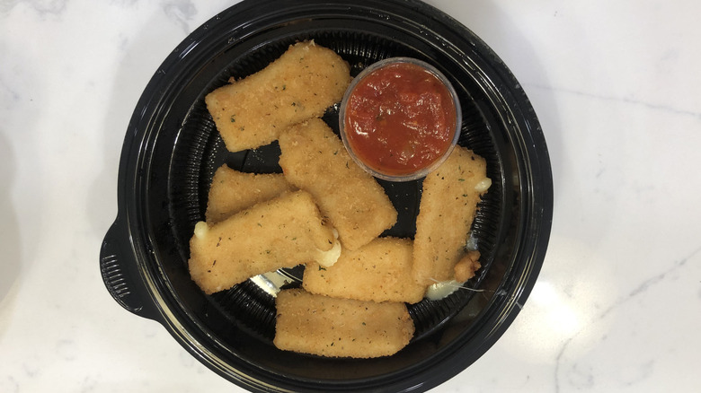 Olive Garden fried mozzarella appetizer with sauce.