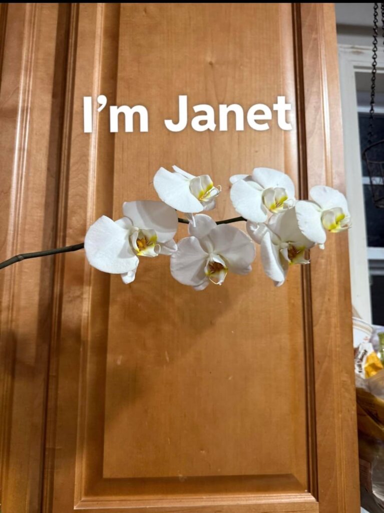 Just sharing my ✨THRIVING✨ orchid 🤗❤️🙌🏼