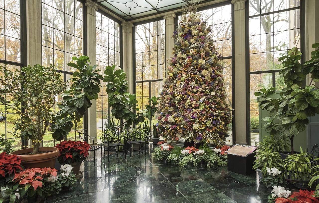 Winterthur's Christmas tree with dried flowers
