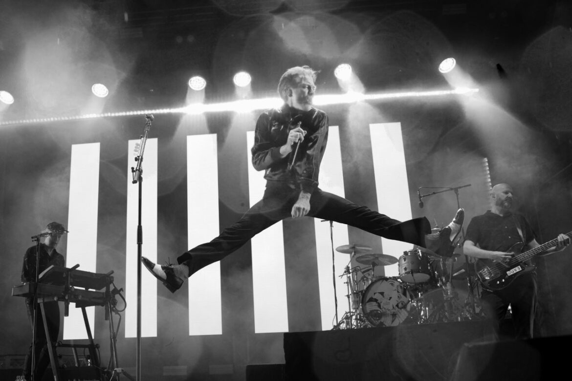 LIVE REVIEW: FRANZ FERDINAND Live at the Gardens Franz Ferdinand_Live at the Gardens Melbourne_281125 (6)