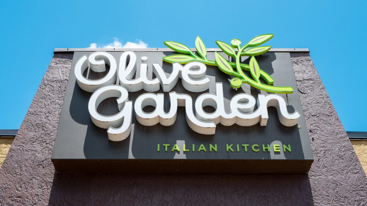 As Americans continue to watch their spending, Olive Garden is responding with a new menu option aimed squarely at affordability. Beginning in January 2026, the restaurant chain will roll out a new section featuring smaller portions at lower prices across all of its U.S. locations.