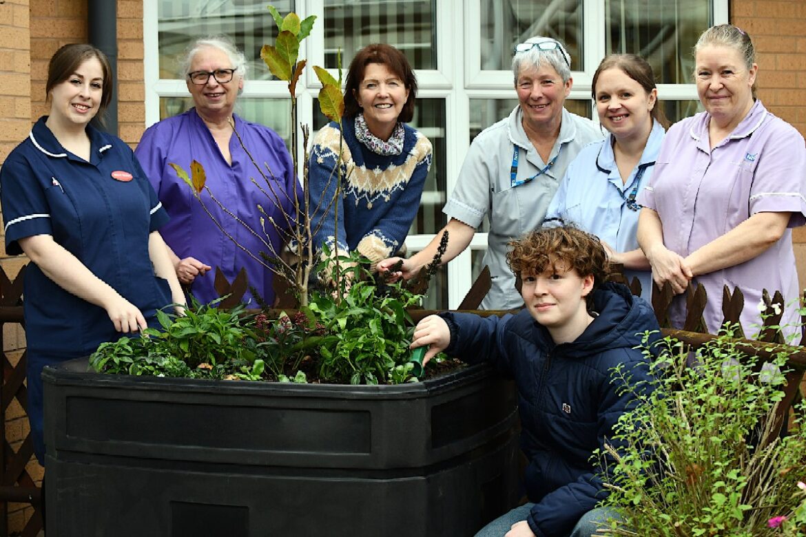 New planters brighten Hinckley community hospital’s gardens – Hinckley Free Press New planters brighten Hinckley community hospital’s gardens – Hinckley Free Press