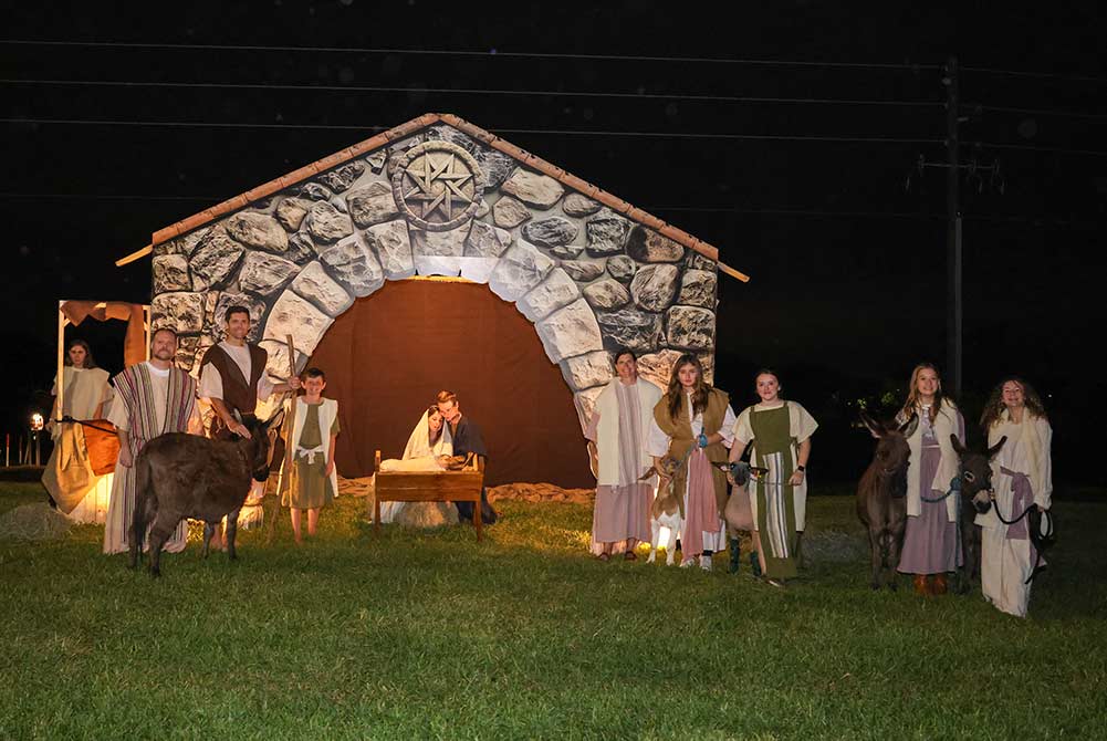 Thousands Attend Live Nativity in Winter Garden Thousands Attend Live Nativity in Winter Garden