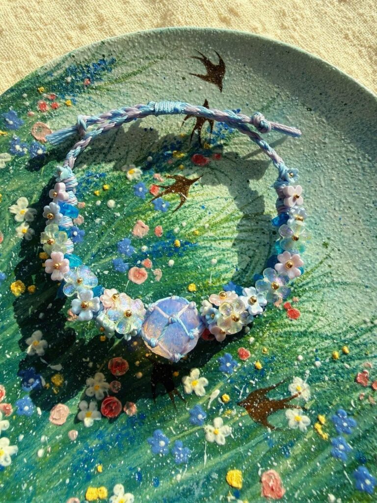 I’ve woven some hydrangea bracelets using crystals and waxed cord.💐🌿