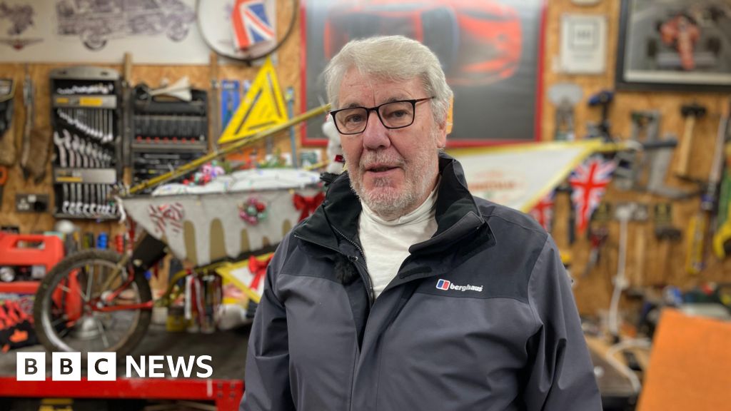 Wheelbarrow marathon in garden to raise funds for hospice Wheelbarrow marathon in garden to raise funds for hospice