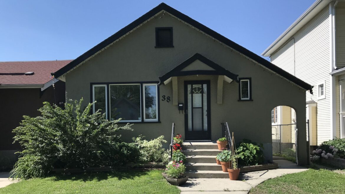 Homeowner shares incredible before-and-after photos of unrecognizable yard transformation: ‘Just beautiful’ One homeowner on Reddit posted before-and-after photos of their yard. They noted that people came this year to take photos in front of their house because of all the flowers.