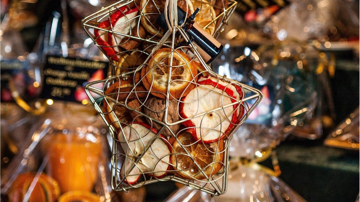 Best plants for homemade potpourri: 5 fragrant choices Potpourri in star mesh decoration